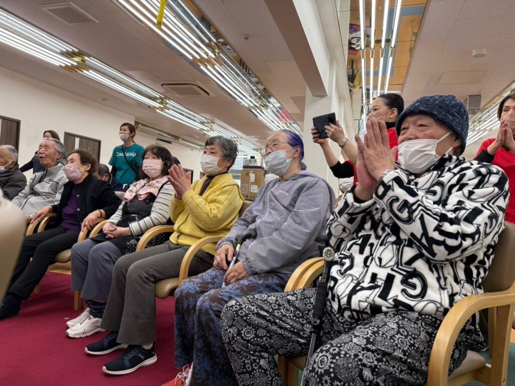 老人ホームマジシャン