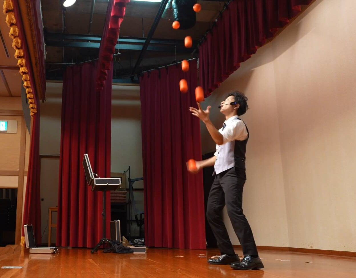 マジシャンはるきがジャグリングをしている