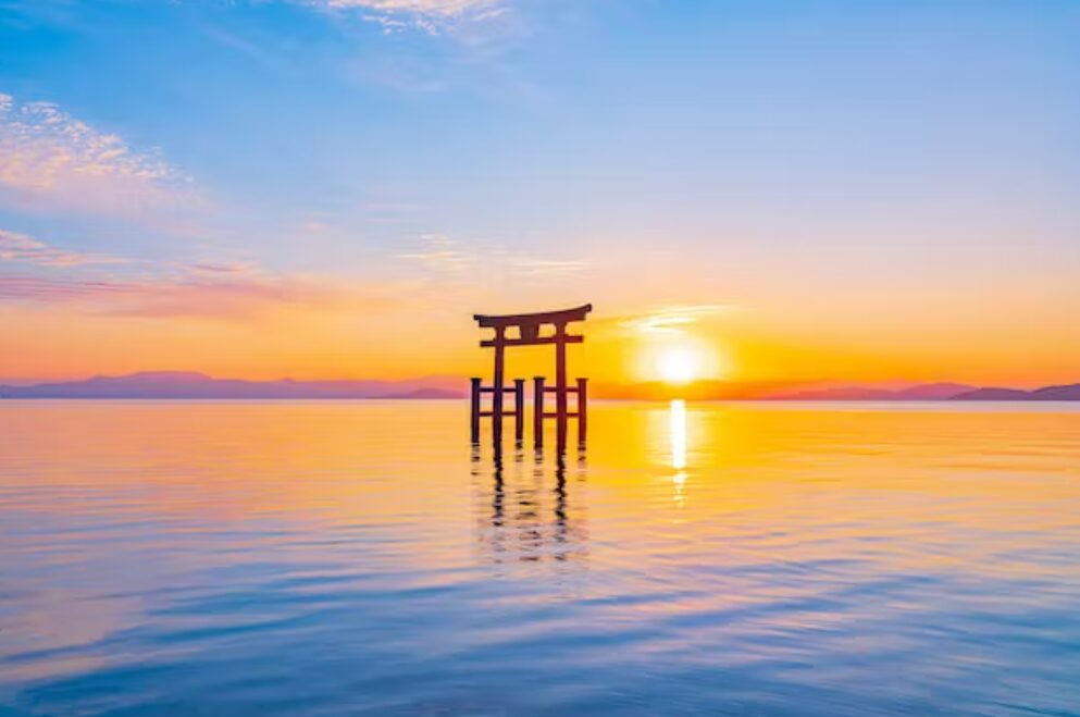 琵琶湖に映る白髭神社