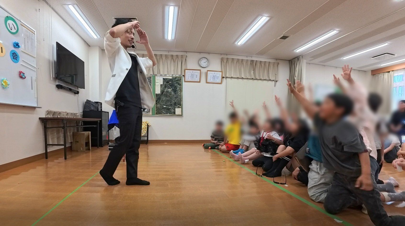 子どもたちが参加するマジックショーを披露するマジシャン晴貴